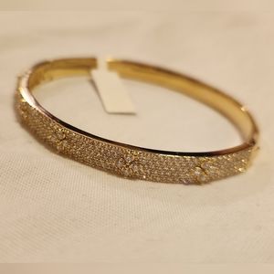 Gold bangle with Zirconia Flowers